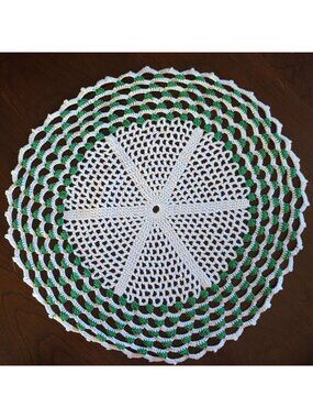 Handmade Set of 3 Graduated Pineapple-Style with Picot Clusters Lace Doily Set